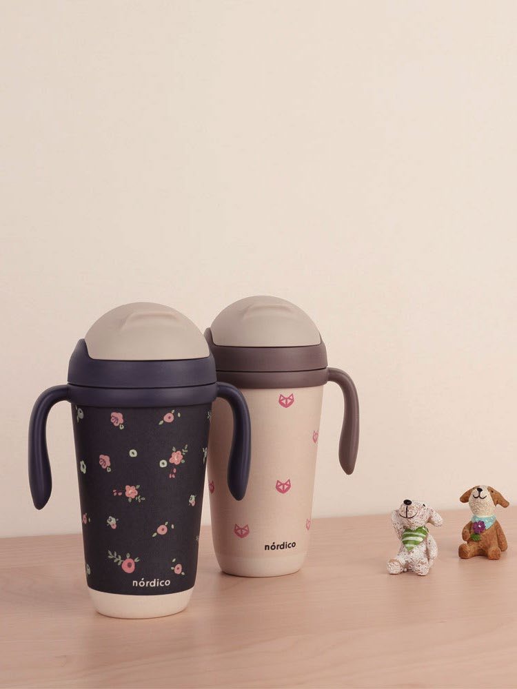 Bé dùng cốc ống hút Kinder